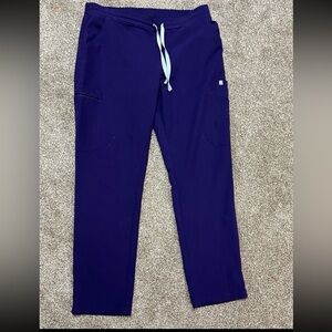 Size M figs scrub pants like new (dark purple)